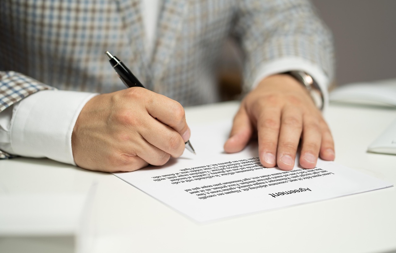 Apólice, Contrato e Endosso no Seguro: Qual a Diferença e Por Que Isso Importa?