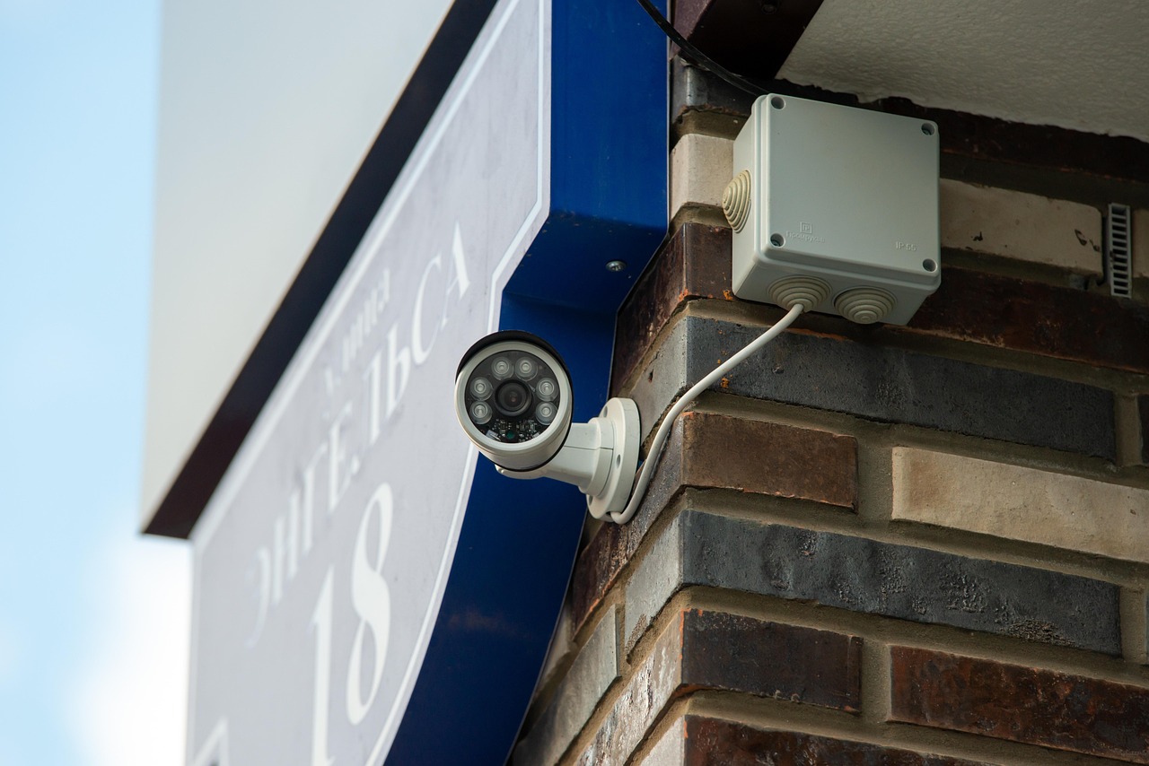 Câmeras de Segurança Wi-Fi ou com Fio: Qual a Melhor para Proteger sua Casa ou Empresa?